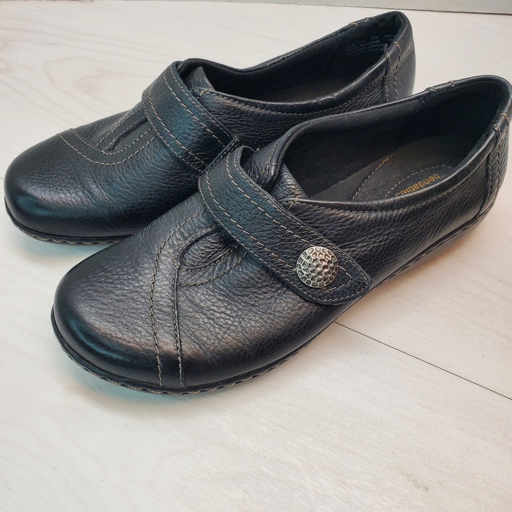 Clarks Bendables Womens 8M Black Leather Slip On Loafers Button Strap Granola